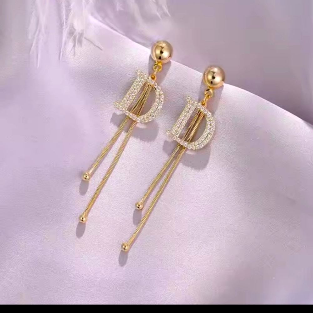 D earrings gold played dangling stud luxury style
